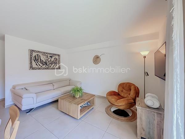 Contactez Lory Montelon au 06 69 53 61 29.

APPARTEMENT T3 RÉNOVÉ DE 72 M² AVEC TERRASSE, PARKING ET ASCENSEUR – COUP DE CŒUR !

MONTPELLIER – SABINES

Découvrez ce charmant T3 de 72 m², entièrement rénové, situé au 1er étage avec ascenseur dans une résidence idéalement située.

L’appartement, traversant et climatisé, se compose d’une belle pièce de vie lumineuse avec cuisine américaine aménagée et équipée, de deux chambres avec placards, d’une salle de bains avec double vasque et d’un WC indépendant.

Vous profiterez également d’un agréable balcon exposé Sud/Est ainsi que d’une place de parking privative.

Côté confort, le bien dispose de la climatisation réversible, de fenêtres en double vitrage et d’un ballon d’eau chaude remplacé en novembre 2024. Son DPE classé B est un véritable atout pour bénéficier d’une consommation énergétique maîtrisée.

Sa localisation est idéale : écoles à 600 m, Clinique Saint-Roch à 400 m, Halles Plaza à 400 m et tramway Sabines à seulement 400 m. Accès autoroute à environ 2 km.

Une vidéo est disponible sur demande. 

À visiter sans tarder !