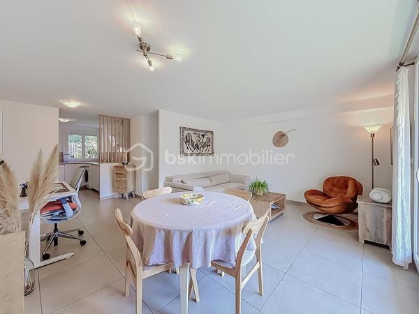 Contactez Lory Montelon au 06 69 53 61 29.

APPARTEMENT T3 RÉNOVÉ DE 72 M² AVEC TERRASSE, PARKING ET ASCENSEUR – COUP DE CŒUR !

MONTPELLIER – SABINES

Découvrez ce charmant T3 de 72 m², entièrement rénové, situé au 1er étage avec ascenseur dans une résidence idéalement située.

L’appartement, traversant et climatisé, se compose d’une belle pièce de vie lumineuse avec cuisine américaine aménagée et équipée, de deux chambres avec placards, d’une salle de bains avec double vasque et d’un WC indépendant.

Vous profiterez également d’un agréable balcon exposé Sud/Est ainsi que d’une place de parking privative.

Côté confort, le bien dispose de la climatisation réversible, de fenêtres en double vitrage et d’un ballon d’eau chaude remplacé en novembre 2024. Son DPE classé B est un véritable atout pour bénéficier d’une consommation énergétique maîtrisée.

Sa localisation est idéale : écoles à 600 m, Clinique Saint-Roch à 400 m, Halles Plaza à 400 m et tramway Sabines à seulement 400 m. Accès autoroute à environ 2 km.

Une vidéo est disponible sur demande. 

À visiter sans tarder !