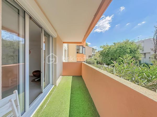 Contactez Lory Montelon au 06 69 53 61 29.

APPARTEMENT T3 RÉNOVÉ DE 72 M² AVEC TERRASSE, PARKING ET ASCENSEUR – COUP DE CŒUR !

MONTPELLIER – SABINES

Découvrez ce charmant T3 de 72 m², entièrement rénové, situé au 1er étage avec ascenseur dans une résidence idéalement située.

L’appartement, traversant et climatisé, se compose d’une belle pièce de vie lumineuse avec cuisine américaine aménagée et équipée, de deux chambres avec placards, d’une salle de bains avec double vasque et d’un WC indépendant.

Vous profiterez également d’un agréable balcon exposé Sud/Est ainsi que d’une place de parking privative.

Côté confort, le bien dispose de la climatisation réversible, de fenêtres en double vitrage et d’un ballon d’eau chaude remplacé en novembre 2024. Son DPE classé B est un véritable atout pour bénéficier d’une consommation énergétique maîtrisée.

Sa localisation est idéale : écoles à 600 m, Clinique Saint-Roch à 400 m, Halles Plaza à 400 m et tramway Sabines à seulement 400 m. Accès autoroute à environ 2 km.

Une vidéo est disponible sur demande. 

À visiter sans tarder !