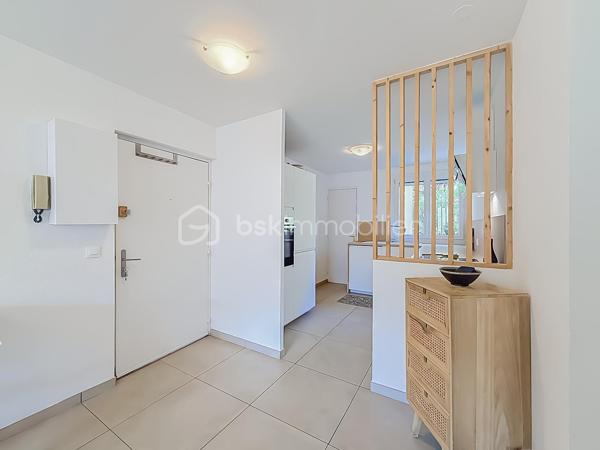 Contactez Lory Montelon au 06 69 53 61 29.

APPARTEMENT T3 RÉNOVÉ DE 72 M² AVEC TERRASSE, PARKING ET ASCENSEUR – COUP DE CŒUR !

MONTPELLIER – SABINES

Découvrez ce charmant T3 de 72 m², entièrement rénové, situé au 1er étage avec ascenseur dans une résidence idéalement située.

L’appartement, traversant et climatisé, se compose d’une belle pièce de vie lumineuse avec cuisine américaine aménagée et équipée, de deux chambres avec placards, d’une salle de bains avec double vasque et d’un WC indépendant.

Vous profiterez également d’un agréable balcon exposé Sud/Est ainsi que d’une place de parking privative.

Côté confort, le bien dispose de la climatisation réversible, de fenêtres en double vitrage et d’un ballon d’eau chaude remplacé en novembre 2024. Son DPE classé B est un véritable atout pour bénéficier d’une consommation énergétique maîtrisée.

Sa localisation est idéale : écoles à 600 m, Clinique Saint-Roch à 400 m, Halles Plaza à 400 m et tramway Sabines à seulement 400 m. Accès autoroute à environ 2 km.

Une vidéo est disponible sur demande. 

À visiter sans tarder !