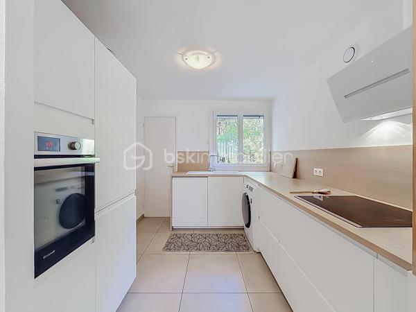 Contactez Lory Montelon au 06 69 53 61 29.

APPARTEMENT T3 RÉNOVÉ DE 72 M² AVEC TERRASSE, PARKING ET ASCENSEUR – COUP DE CŒUR !

MONTPELLIER – SABINES

Découvrez ce charmant T3 de 72 m², entièrement rénové, situé au 1er étage avec ascenseur dans une résidence idéalement située.

L’appartement, traversant et climatisé, se compose d’une belle pièce de vie lumineuse avec cuisine américaine aménagée et équipée, de deux chambres avec placards, d’une salle de bains avec double vasque et d’un WC indépendant.

Vous profiterez également d’un agréable balcon exposé Sud/Est ainsi que d’une place de parking privative.

Côté confort, le bien dispose de la climatisation réversible, de fenêtres en double vitrage et d’un ballon d’eau chaude remplacé en novembre 2024. Son DPE classé B est un véritable atout pour bénéficier d’une consommation énergétique maîtrisée.

Sa localisation est idéale : écoles à 600 m, Clinique Saint-Roch à 400 m, Halles Plaza à 400 m et tramway Sabines à seulement 400 m. Accès autoroute à environ 2 km.

Une vidéo est disponible sur demande. 

À visiter sans tarder !