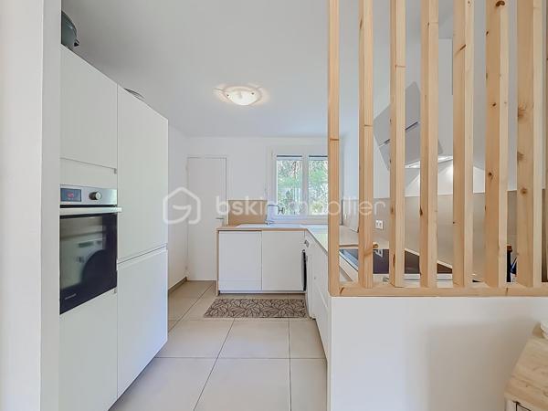 Contactez Lory Montelon au 06 69 53 61 29.

APPARTEMENT T3 RÉNOVÉ DE 72 M² AVEC TERRASSE, PARKING ET ASCENSEUR – COUP DE CŒUR !

MONTPELLIER – SABINES

Découvrez ce charmant T3 de 72 m², entièrement rénové, situé au 1er étage avec ascenseur dans une résidence idéalement située.

L’appartement, traversant et climatisé, se compose d’une belle pièce de vie lumineuse avec cuisine américaine aménagée et équipée, de deux chambres avec placards, d’une salle de bains avec double vasque et d’un WC indépendant.

Vous profiterez également d’un agréable balcon exposé Sud/Est ainsi que d’une place de parking privative.

Côté confort, le bien dispose de la climatisation réversible, de fenêtres en double vitrage et d’un ballon d’eau chaude remplacé en novembre 2024. Son DPE classé B est un véritable atout pour bénéficier d’une consommation énergétique maîtrisée.

Sa localisation est idéale : écoles à 600 m, Clinique Saint-Roch à 400 m, Halles Plaza à 400 m et tramway Sabines à seulement 400 m. Accès autoroute à environ 2 km.

Une vidéo est disponible sur demande. 

À visiter sans tarder !