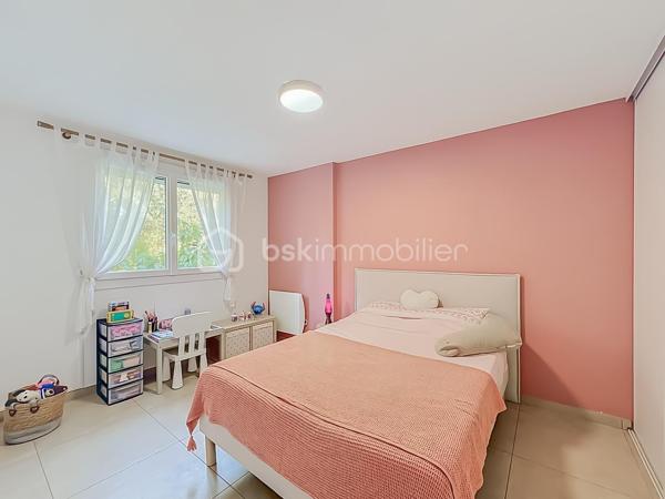 Contactez Lory Montelon au 06 69 53 61 29.

APPARTEMENT T3 RÉNOVÉ DE 72 M² AVEC TERRASSE, PARKING ET ASCENSEUR – COUP DE CŒUR !

MONTPELLIER – SABINES

Découvrez ce charmant T3 de 72 m², entièrement rénové, situé au 1er étage avec ascenseur dans une résidence idéalement située.

L’appartement, traversant et climatisé, se compose d’une belle pièce de vie lumineuse avec cuisine américaine aménagée et équipée, de deux chambres avec placards, d’une salle de bains avec double vasque et d’un WC indépendant.

Vous profiterez également d’un agréable balcon exposé Sud/Est ainsi que d’une place de parking privative.

Côté confort, le bien dispose de la climatisation réversible, de fenêtres en double vitrage et d’un ballon d’eau chaude remplacé en novembre 2024. Son DPE classé B est un véritable atout pour bénéficier d’une consommation énergétique maîtrisée.

Sa localisation est idéale : écoles à 600 m, Clinique Saint-Roch à 400 m, Halles Plaza à 400 m et tramway Sabines à seulement 400 m. Accès autoroute à environ 2 km.

Une vidéo est disponible sur demande. 

À visiter sans tarder !