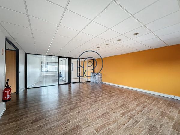 Marcq-en-Barœul – Bâtiment indépendant 350 m² avec parking | Emplacement stratégique | À vendre