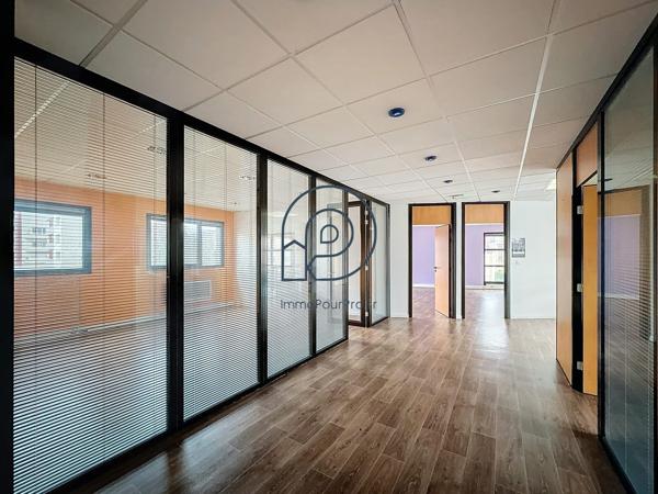 Marcq-en-Barœul – Bâtiment indépendant 350 m² avec parking | Emplacement stratégique | À vendre