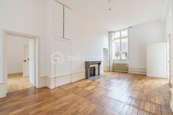 DIJON Place St Michel : Bel appartement ancien avec de beaux volumes dans immeuble cossu du centre ville disposant d'une cour intérieure calme et arborée. 
Appartement de trois pièces d'une surface de 73m², situé au rez-de-chaussée d'un immeuble de 2 étages. 
Entrée, séjour traversant E/0 de 26m², cuisine indépendante aménagée et équipée ( possibilité d'ouverture sur le séjour), deux chambres de 16 et 9m² dont une avec cheminée décorative et dressing. Salle de bains, wc séparé. Cave en sous-sol d'environ 40m²
charges de copropriété 1100 euros//an, taxe foncière 1500 euros.

Double vitrage bois, volets intérieur bois également, tableau électrique aux normes, chaudière gaz condensation.