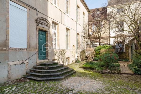 DIJON Place St Michel : Bel appartement ancien avec de beaux volumes dans immeuble cossu du centre ville disposant d'une cour intérieure calme et arborée. 
Appartement de trois pièces d'une surface de 73m², situé au rez-de-chaussée d'un immeuble de 2 étages. 
Entrée, séjour traversant E/0 de 26m², cuisine indépendante aménagée et équipée ( possibilité d'ouverture sur le séjour), deux chambres de 16 et 9m² dont une avec cheminée décorative et dressing. Salle de bains, wc séparé. Cave en sous-sol d'environ 40m²
charges de copropriété 1100 euros//an, taxe foncière 1500 euros.

Double vitrage bois, volets intérieur bois également, tableau électrique aux normes, chaudière gaz condensation.