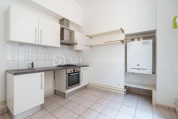 DIJON Place St Michel : Bel appartement ancien avec de beaux volumes dans immeuble cossu du centre ville disposant d'une cour intérieure calme et arborée. 
Appartement de trois pièces d'une surface de 73m², situé au rez-de-chaussée d'un immeuble de 2 étages. 
Entrée, séjour traversant E/0 de 26m², cuisine indépendante aménagée et équipée ( possibilité d'ouverture sur le séjour), deux chambres de 16 et 9m² dont une avec cheminée décorative et dressing. Salle de bains, wc séparé. Cave en sous-sol d'environ 40m²
charges de copropriété 1100 euros//an, taxe foncière 1500 euros.

Double vitrage bois, volets intérieur bois également, tableau électrique aux normes, chaudière gaz condensation.