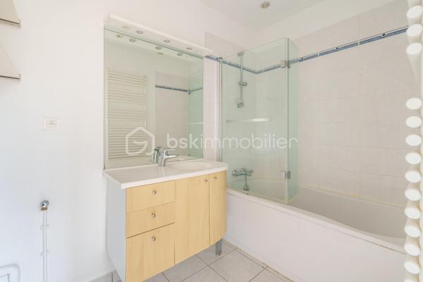 DIJON Place St Michel : Bel appartement ancien avec de beaux volumes dans immeuble cossu du centre ville disposant d'une cour intérieure calme et arborée. 
Appartement de trois pièces d'une surface de 73m², situé au rez-de-chaussée d'un immeuble de 2 étages. 
Entrée, séjour traversant E/0 de 26m², cuisine indépendante aménagée et équipée ( possibilité d'ouverture sur le séjour), deux chambres de 16 et 9m² dont une avec cheminée décorative et dressing. Salle de bains, wc séparé. Cave en sous-sol d'environ 40m²
charges de copropriété 1100 euros//an, taxe foncière 1500 euros.

Double vitrage bois, volets intérieur bois également, tableau électrique aux normes, chaudière gaz condensation.