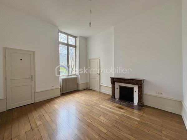 DIJON Place St Michel : Bel appartement ancien avec de beaux volumes dans immeuble cossu du centre ville disposant d'une cour intérieure calme et arborée. 
Appartement de trois pièces d'une surface de 73m², situé au rez-de-chaussée d'un immeuble de 2 étages. 
Entrée, séjour traversant E/0 de 26m², cuisine indépendante aménagée et équipée ( possibilité d'ouverture sur le séjour), deux chambres de 16 et 9m² dont une avec cheminée décorative et dressing. Salle de bains, wc séparé. Cave en sous-sol d'environ 40m²
charges de copropriété 1100 euros//an, taxe foncière 1500 euros.

Double vitrage bois, volets intérieur bois également, tableau électrique aux normes, chaudière gaz condensation.