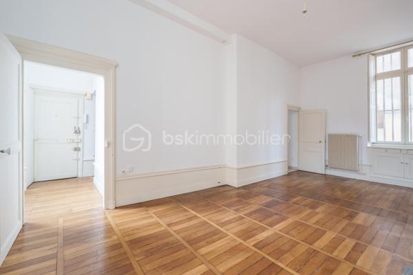 DIJON Place St Michel : Bel appartement ancien avec de beaux volumes dans immeuble cossu du centre ville disposant d'une cour intérieure calme et arborée. 
Appartement de trois pièces d'une surface de 73m², situé au rez-de-chaussée d'un immeuble de 2 étages. 
Entrée, séjour traversant E/0 de 26m², cuisine indépendante aménagée et équipée ( possibilité d'ouverture sur le séjour), deux chambres de 16 et 9m² dont une avec cheminée décorative et dressing. Salle de bains, wc séparé. Cave en sous-sol d'environ 40m²
charges de copropriété 1100 euros//an, taxe foncière 1500 euros.

Double vitrage bois, volets intérieur bois également, tableau électrique aux normes, chaudière gaz condensation.
