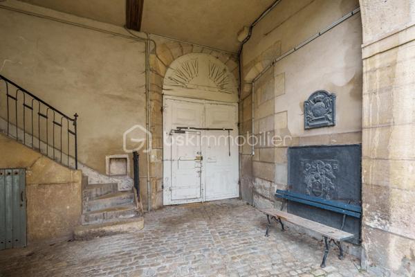DIJON Place St Michel : Bel appartement ancien avec de beaux volumes dans immeuble cossu du centre ville disposant d'une cour intérieure calme et arborée. 
Appartement de trois pièces d'une surface de 73m², situé au rez-de-chaussée d'un immeuble de 2 étages. 
Entrée, séjour traversant E/0 de 26m², cuisine indépendante aménagée et équipée ( possibilité d'ouverture sur le séjour), deux chambres de 16 et 9m² dont une avec cheminée décorative et dressing. Salle de bains, wc séparé. Cave en sous-sol d'environ 40m²
charges de copropriété 1100 euros//an, taxe foncière 1500 euros.

Double vitrage bois, volets intérieur bois également, tableau électrique aux normes, chaudière gaz condensation.