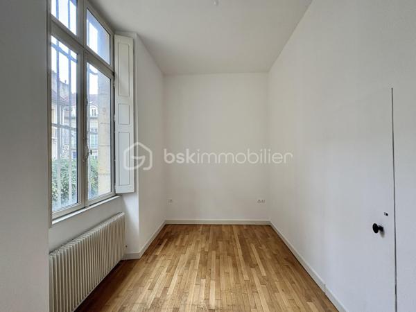 DIJON Place St Michel : Bel appartement ancien avec de beaux volumes dans immeuble cossu du centre ville disposant d'une cour intérieure calme et arborée. 
Appartement de trois pièces d'une surface de 73m², situé au rez-de-chaussée d'un immeuble de 2 étages. 
Entrée, séjour traversant E/0 de 26m², cuisine indépendante aménagée et équipée ( possibilité d'ouverture sur le séjour), deux chambres de 16 et 9m² dont une avec cheminée décorative et dressing. Salle de bains, wc séparé. Cave en sous-sol d'environ 40m²
charges de copropriété 1100 euros//an, taxe foncière 1500 euros.

Double vitrage bois, volets intérieur bois également, tableau électrique aux normes, chaudière gaz condensation.