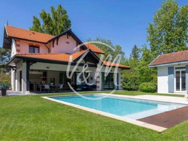 Superbe maison récente de plus de 160m² avec une belle dépendance de 30m² -piscine proche bassin au calme sur une parcelle de 900m² ANDERNOS CENTRE VILLE