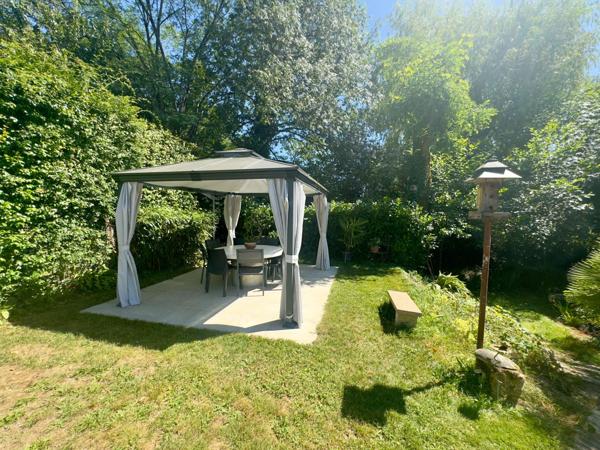 Maison rénovée avec charmant jardin arboré