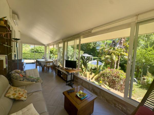 Maison rénovée avec charmant jardin arboré