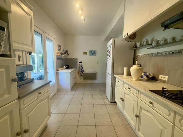 Maison rénovée avec charmant jardin arboré