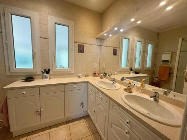 Maison rénovée avec charmant jardin arboré