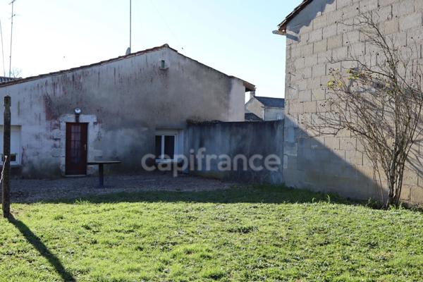 Ensemble immobilier à vendre 6 pièces de 131 m² avec jardin plein sud - Chepniers (17)
