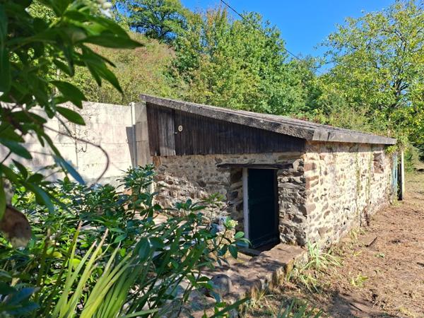 MAISON EN PIERRES A RENOVER au coeur des Alpes Mancelles, au calme, fond impasse, à quelques minutes de ST LEONARD DES BOIS