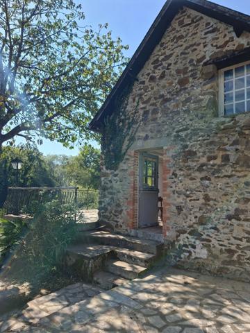 MAISON EN PIERRES A RENOVER au coeur des Alpes Mancelles, au calme, fond impasse, à quelques minutes de ST LEONARD DES BOIS