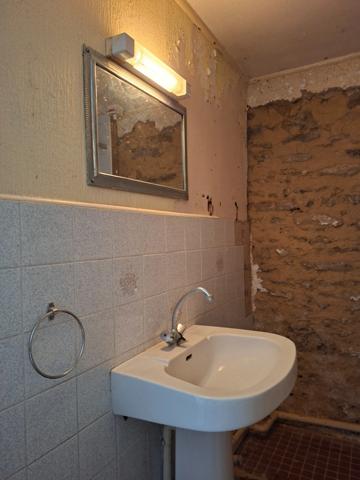 MAISON EN PIERRES A RENOVER au coeur des Alpes Mancelles, au calme, fond impasse, à quelques minutes de ST LEONARD DES BOIS