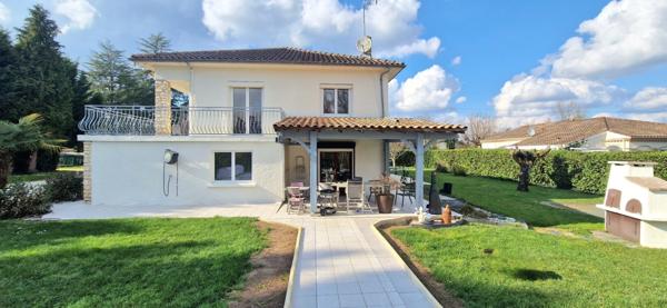 Villa à Prigonrieux en Dordogne(24), 252 m² habitable, 8 pièces, 6 chambres, piscine et terrain 3200m² clos