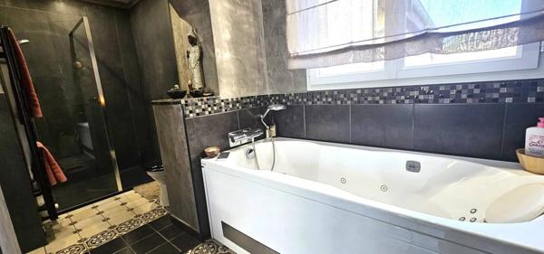 VILLA EXCEPTIONNELLE 175M2 AVEC PISCINE ET DEPENDANCES