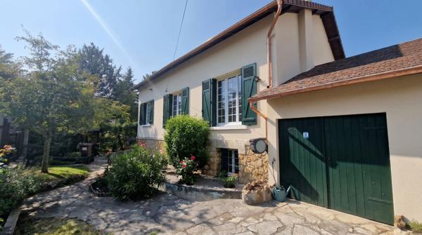 Ravissante Maison dans son écrin de verdure à l'abri des regards et de la circulation