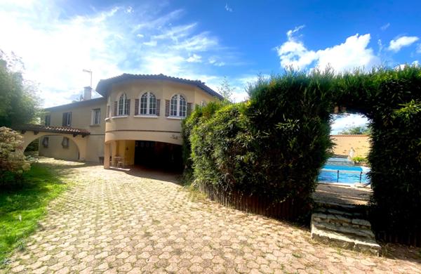 Maison 5 pièces 257m2 avec piscine et garages à AIRE SUR L'ADOUR