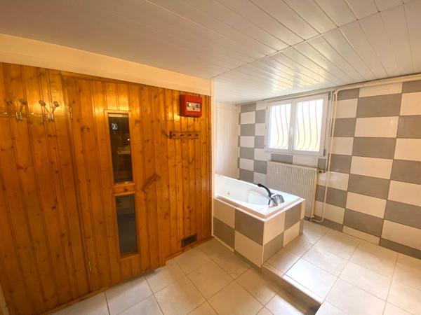 Maison 5 pièces 257m2 avec piscine et garages à AIRE SUR L'ADOUR