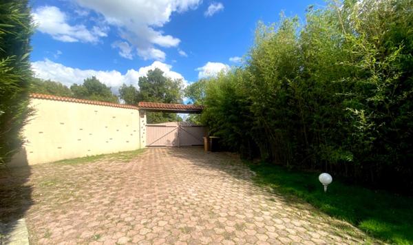 Maison 5 pièces 257m2 avec piscine et garages à AIRE SUR L'ADOUR