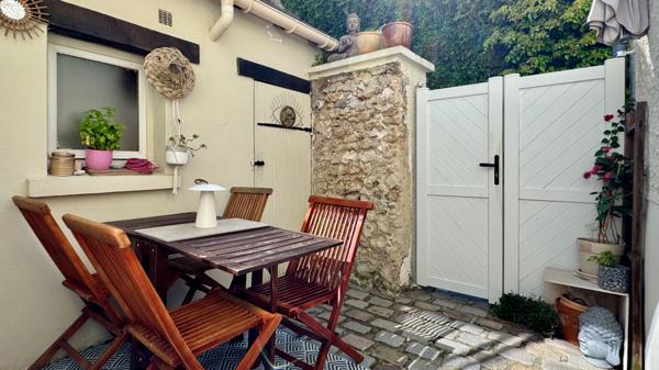 Saint-Nom-la-Bretèche (78860) Maison de village (avec courette) très bien entretenue et au charme indéniable !