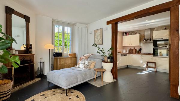 Saint-Nom-la-Bretèche (78860) Maison de village (avec courette) très bien entretenue et au charme indéniable !