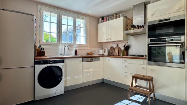 Saint-Nom-la-Bretèche (78860) Maison de village (avec courette) très bien entretenue et au charme indéniable !