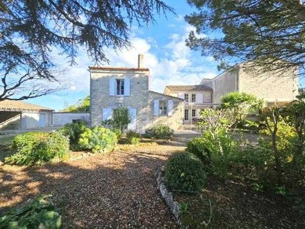Rare : Secteur Victor Hugo ANGOULEME Demeure de caractère en pierre de taille, 4 chambres, 151 m² sur 800 m² de terrain