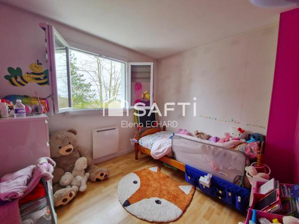 Une maison chaleureuse et fonctionnelle, idéale pour accueillir votre famille