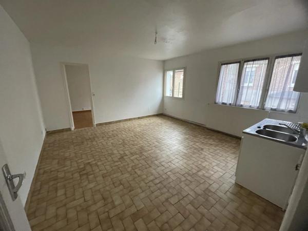 Location                                                      Appartement
                        
                     2 pièces                      42 m2                     à Saint-Quentin