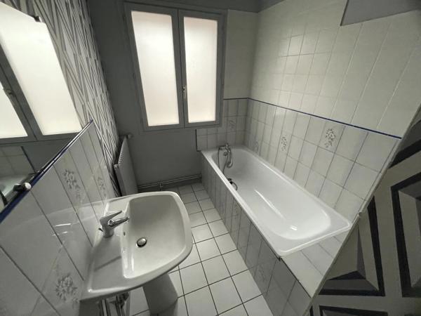 Location                                                      Appartement
                        
                     2 pièces                      42 m2                     à Saint-Quentin