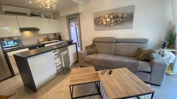 Beau 2 pièces + bureau entièrement refait à neuf 150m de la mer jardin