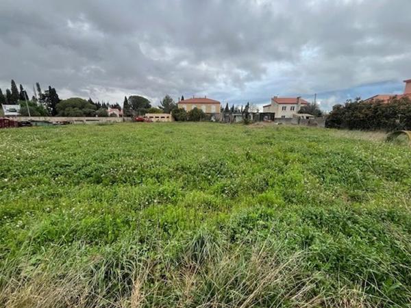 Magnifique terrain de 700 m² très bien placé proche du centre de village LIBRE CONSTRUCTEUR