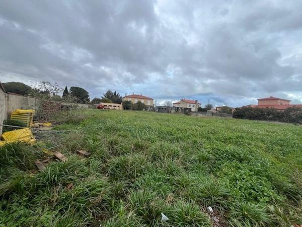 Magnifique terrain de 700 m² très bien placé proche du centre de village LIBRE CONSTRUCTEUR