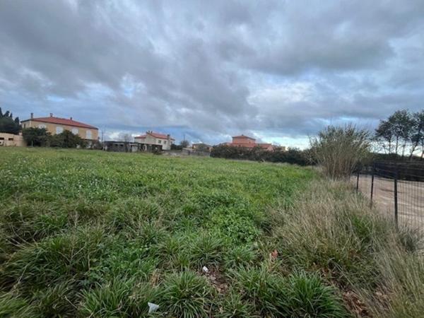 Magnifique terrain de 700 m² très bien placé proche du centre de village LIBRE CONSTRUCTEUR