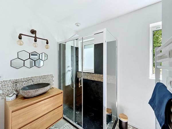 GUILERS : Maison aux lignes contemporaines à tendance passive