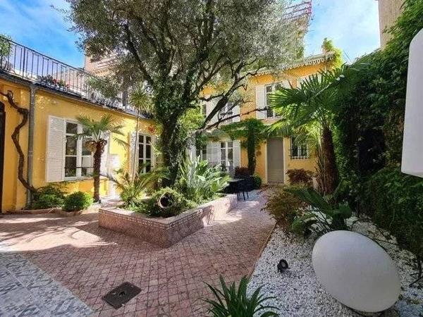 A vendre à Cannes, belle maison de ville rénovée