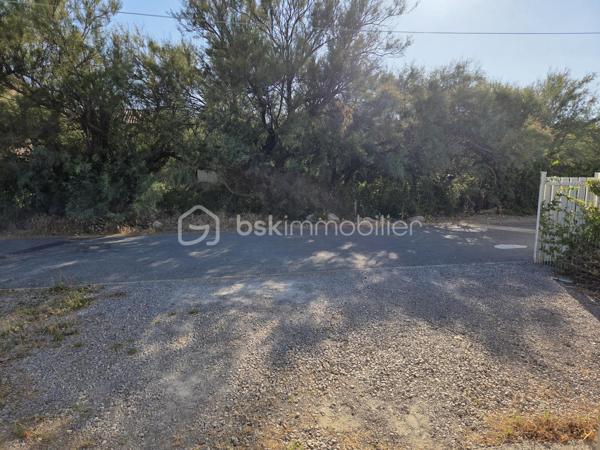 À seulement quelques minutes de Sète et de Montpellier, au cœur du littoral méditerranéen, Frontignan bénéficie d'une situation géographique privilégiée. Facilement accessible par l'autoroute A9, la gare SNCF et les principaux axes routiers, cette station balnéaire réputée, située entre la Méditerranée et le Bassin de Thau, séduit par son cadre de vie exceptionnel, ses plages préservées et son authenticité.

Découvrez ce terrain de loisirs d'environ 1 000 m², un bien atypique et particulièrement recherché, idéal pour un investissement patrimonial ou un projet familial.

La propriété est actuellement divisée en six parcelles :

Cinq parcelles sont louées à l'année, chacune accueillant un mobil-home appartenant au locataire.
Elles génèrent un revenu locatif annuel de 12 000 €, offrant une rentabilité immédiate.

La sixième parcelle accueille un préfabriqué d'environ 68 m², comprenant :
une spacieuse pièce de vie,
trois chambres,
une grande salle d'eau équipée d'une douche récemment installée,
des travaux de rafraîchissement sont à prévoir afin de révéler tout le potentiel de l'habitation.

Le véritable atout de cette propriété réside dans son emplacement exceptionnel : située en deuxième ligne de mer, elle bénéficie d'un accès privé et direct à la plage, un privilège extrêmement rare sur le secteur.

Que vous soyez investisseur à la recherche d'un rendement locatif, amateur de biens atypiques ou tout simplement à la recherche d'un lieu de vie unique au bord de la Méditerranée, cette propriété représente une opportunité rare sur le marché.
Une opportunité confidentielle pour les amoureux de la mer et les investisseurs en quête d'un bien unique sur le littoral méditerranéen.