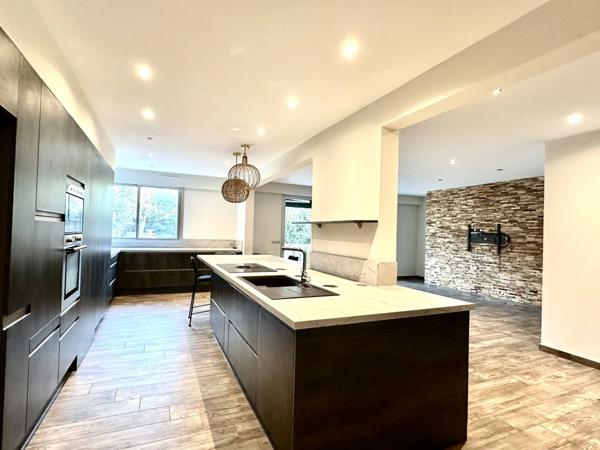 MARSEILLE 9EME, T5 de 174m2 +2 Terrasses + 500m2 de Jardin+ Place de Parking