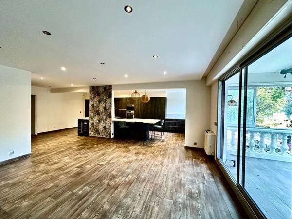 MARSEILLE 9EME, T5 de 174m2 +2 Terrasses + 500m2 de Jardin+ Place de Parking