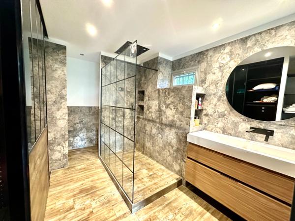 MARSEILLE 9EME, T5 de 174m2 +2 Terrasses + 500m2 de Jardin+ Place de Parking