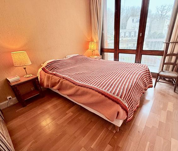 Appartement Chaville 5 pièce(s) 95 m2 3 chambres 2 balcons parking sous-sol cave étage ascenseur